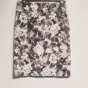 Talbots Gray and White Floral Pencil Skirt Size 2 Petite